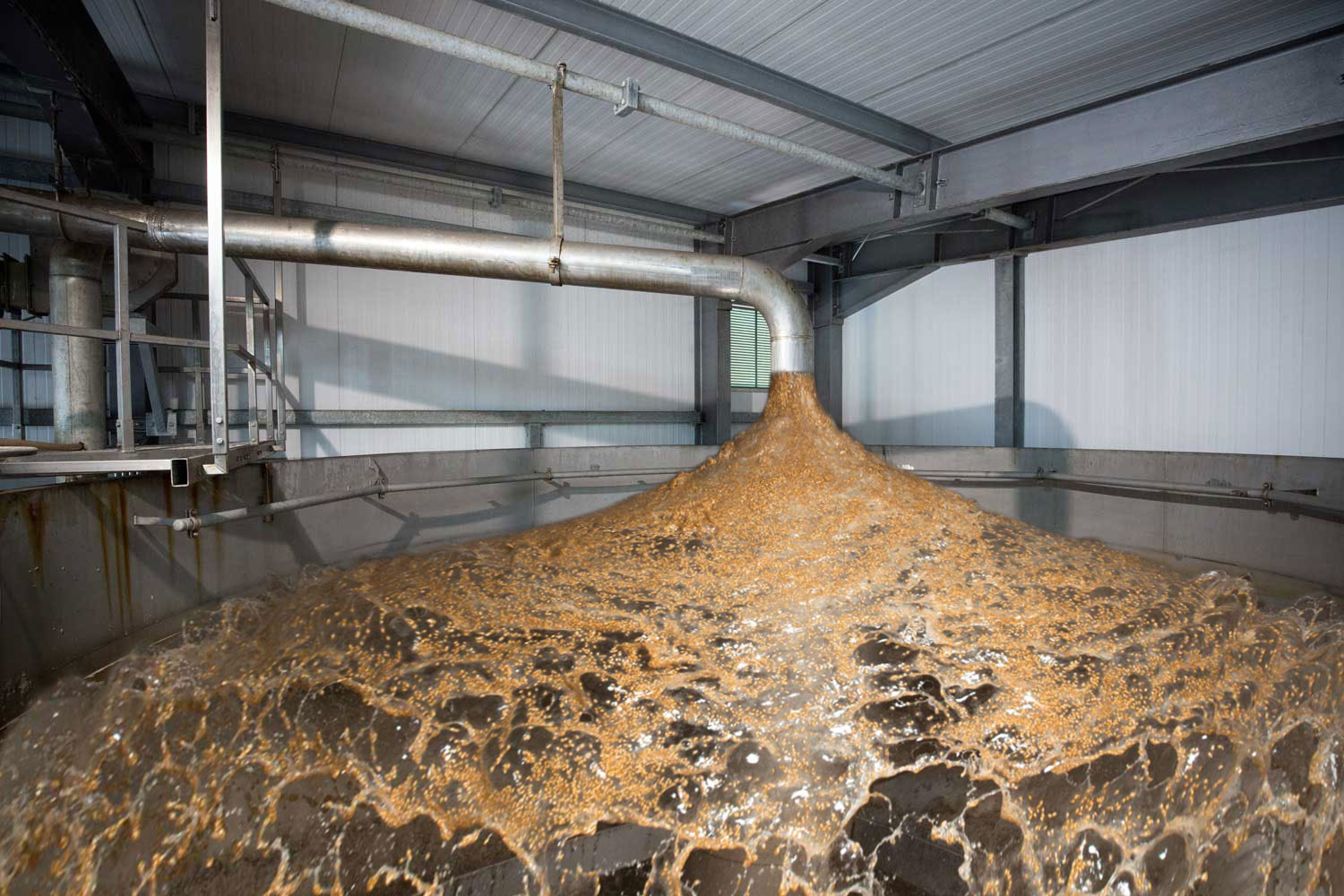 Getreide und Wasser strömen in die Weiche